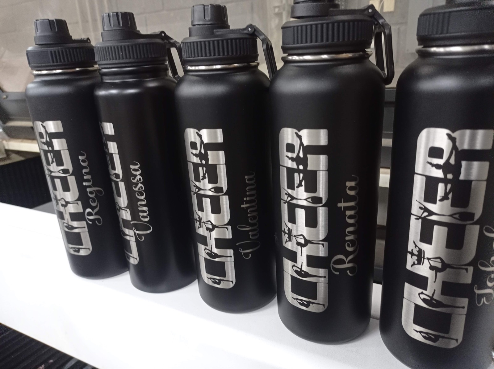 Botellas de acero grabadas con nombres personalizados