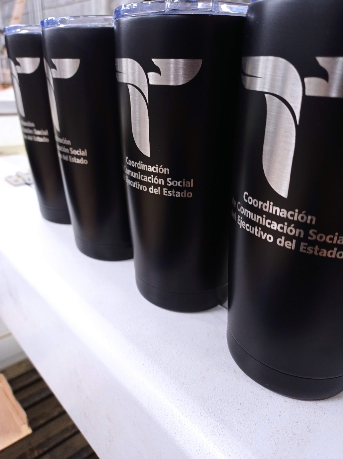 Vasos grabados para gobierno